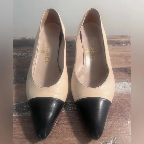 Chanel Nude and Black Toe Interlocking Logo Leather Pumps Size 8 - Picture 4 of 6